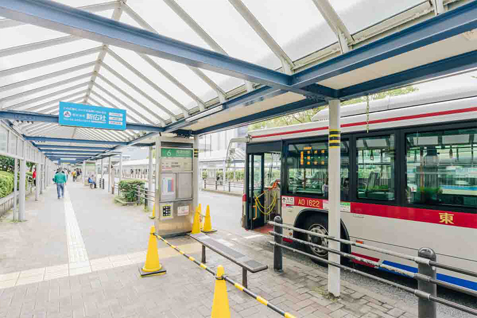 青葉台駅からバスで5分、下車後1分の場所にあります